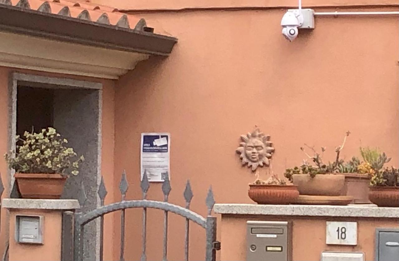 Presso La Maison De Gioel Usufruirai Di Un Appartamento Indipendente Dotato Di Uso Cucina E Lavatrice Arredato In Maniera Funzionale Situato In Ottima Posizione Vicino A Supermercati Caffetterie Pasticcerie Bar Pizzerie E Tanti Altri Servizi ออลเบีย ภายนอก รูปภาพ