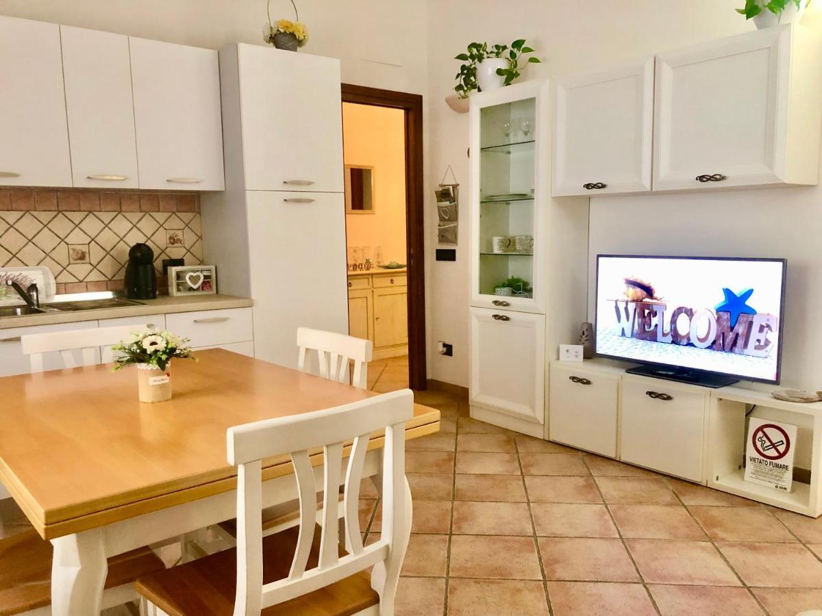 Presso La Maison De Gioel Usufruirai Di Un Appartamento Indipendente Dotato Di Uso Cucina E Lavatrice Arredato In Maniera Funzionale Situato In Ottima Posizione Vicino A Supermercati Caffetterie Pasticcerie Bar Pizzerie E Tanti Altri Servizi ออลเบีย ภายนอก รูปภาพ