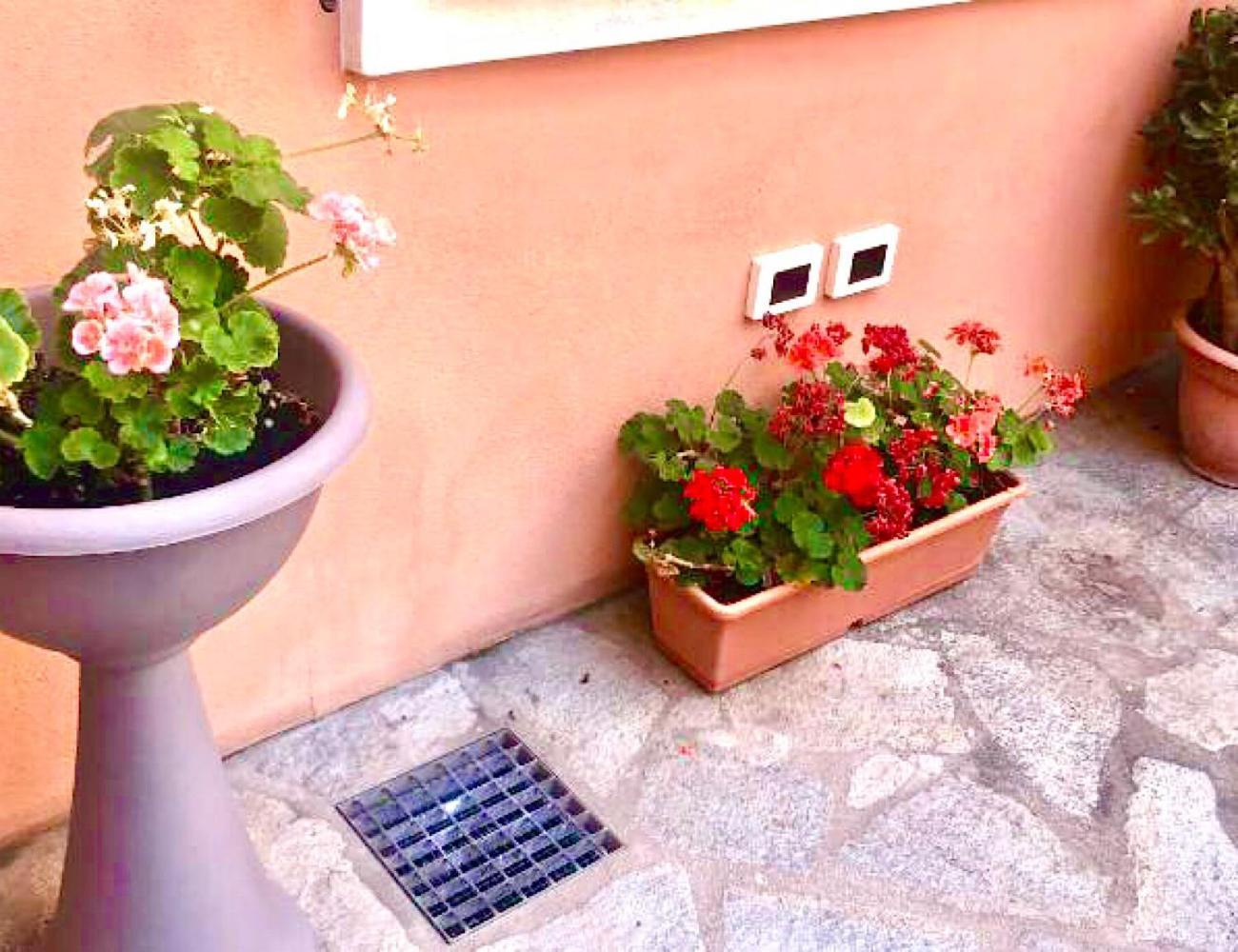 Presso La Maison De Gioel Usufruirai Di Un Appartamento Indipendente Dotato Di Uso Cucina E Lavatrice Arredato In Maniera Funzionale Situato In Ottima Posizione Vicino A Supermercati Caffetterie Pasticcerie Bar Pizzerie E Tanti Altri Servizi ออลเบีย ภายนอก รูปภาพ